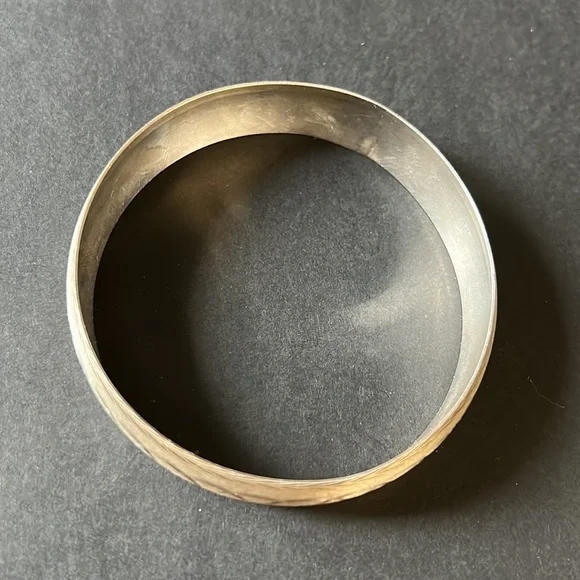 VINTAGE🗝️Lightweight Engraved Metal Bangle - Picture 3 of 7